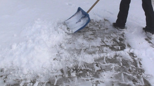 男人用铲子扫雪6秒视频