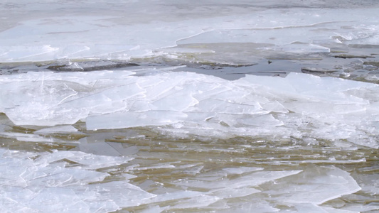 冬天冰封的河里渐渐开始解冻融化的风景视频
