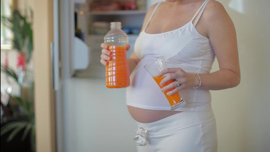 意大利喝橙汁的孕妇视频
