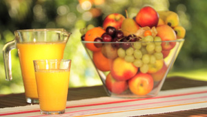 桌面上的水果和橙汁10秒视频