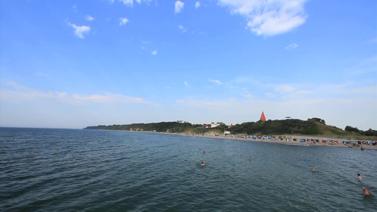 晴朗夏天海滨度假休闲游泳游客视频