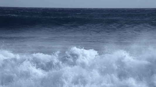 海里的浪花视频