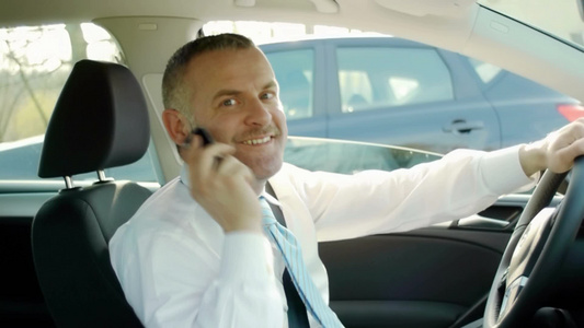 坐在车中打电话的男人[而车]视频