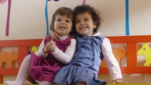 两个可爱的女婴在教室里玩耍8秒视频
