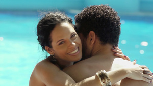 在酒店泳池边拥抱的夫妻9秒视频