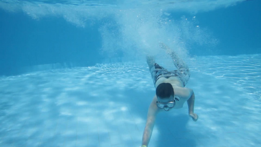 跳入泳池游泳的少年视频