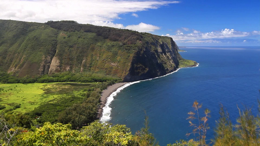 俯瞰夏威夷美丽的山谷和海岸景观视频