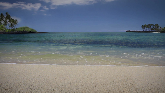 平静的海浪冲到岸上[无波]视频