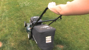 在草地上用割草机割草12秒视频