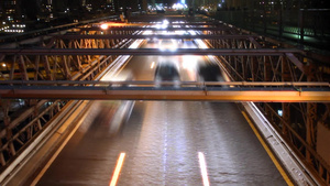 布鲁克林大桥夜间繁忙的交通15秒视频