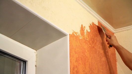 工匠翻新房屋粉刷墙壁装修视频