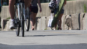 人行道上行人和骑自行车的13秒视频