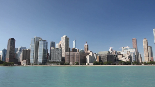从美国密歇根湖穿过芝加哥的天际线视频