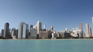 从美国密歇根湖穿过芝加哥的天际线11秒视频
