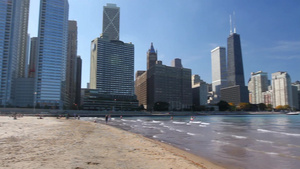 芝加哥的城市景观与沿岸沙滩15秒视频