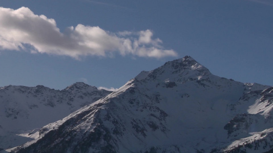 晴朗天气阿尔卑斯雪山流云延时视频