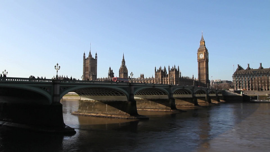 伦敦泰晤士河旁的大本钟视频