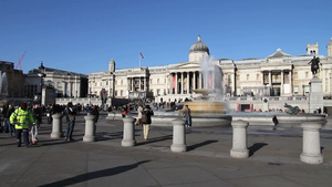 英国伦敦市中心特拉法加广场上的游客12秒视频