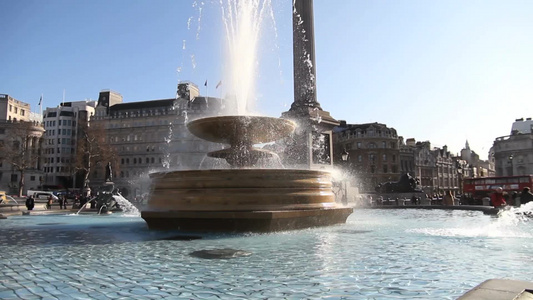 英国伦敦市中心特拉法加广场喷泉[繁华区]视频