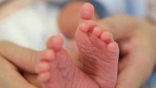 小婴儿的脚[幼婴]视频