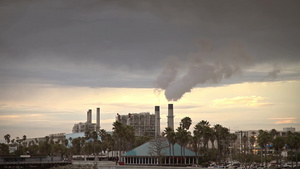 日落时工厂排放的烟雾15秒视频