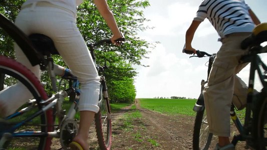 女子沿着乡间小路骑自行车[妙龄女子]视频