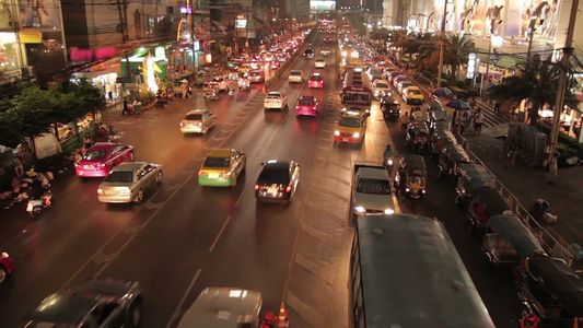 夜晚城市公路交通街头人群延时[慢动作]视频