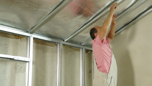建筑工人室内安装石膏天花板10秒视频