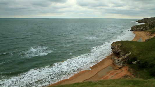 多云海浪沙滩悬崖海岸线风光视频