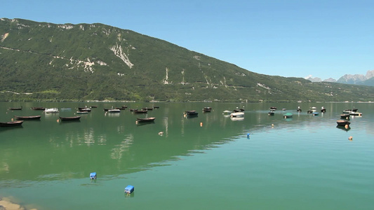 夏季晴朗郊外山峰湖泊水面渔船视频