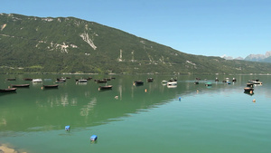 夏季晴朗郊外山峰湖泊水面渔船23秒视频