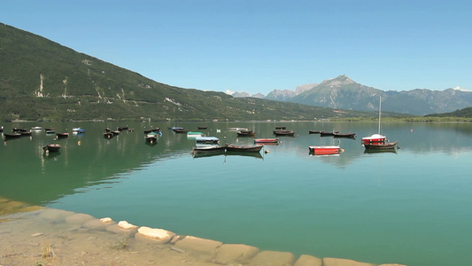 阿尔卑斯山旁的湖视频