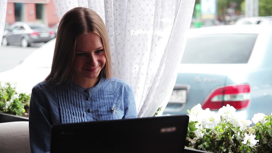 咖啡馆使用电脑工作的年轻女性视频