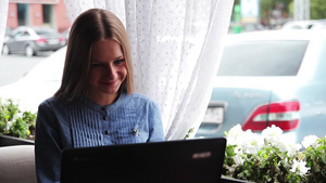 咖啡馆使用电脑工作的年轻女性12秒视频