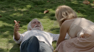 躺在公园的草地上的老年夫妻22秒视频