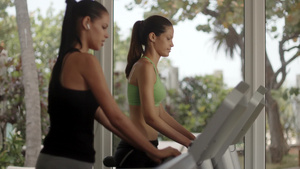 在健身俱乐跑步机上锻炼和跑步的人29秒视频