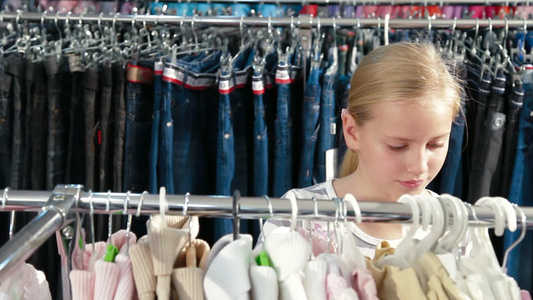 服装店买衣服的金发女孩视频