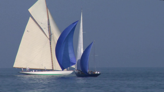 地中海面老式帆船航行交错视频