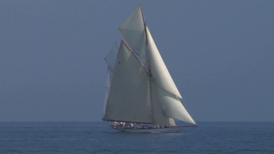 在地中海上漂泊着两艘老帆船视频