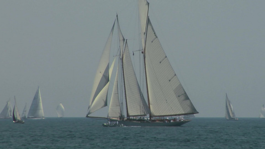 在地中海行驶的一艘老帆船视频