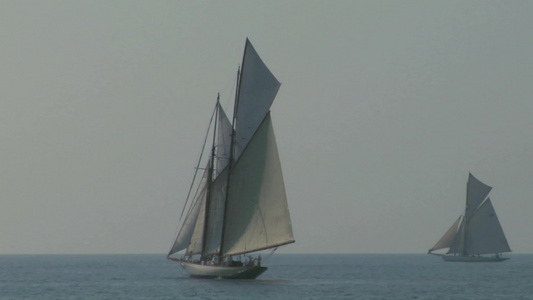 地中海老式帆船舶航海出行穿越海峡视频