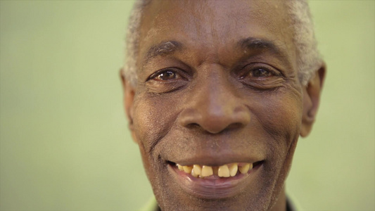 非洲裔美国老人看着镜头微笑的脸部表情特写视频