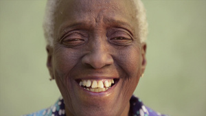 非洲老人开心大笑11秒视频