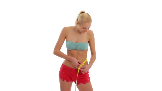 年轻女性模特皮尺测量腰部围度视频