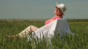 女人坐在田野中享受阳光13秒视频