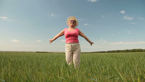 快乐的老年妇女享受退休的大自然22秒视频