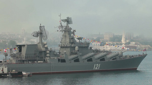 停泊在塞瓦斯托波尔港的导弹巡洋舰19秒视频