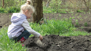 小女孩在小农场种植豌豆18秒视频