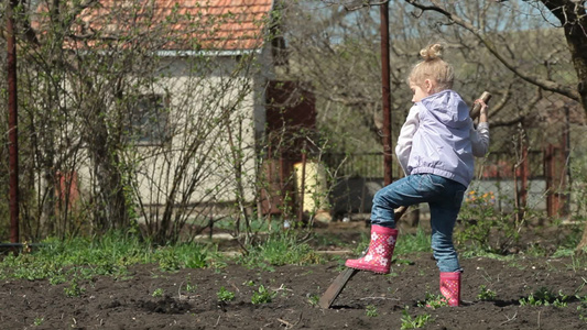 小女孩园丁在小农场挖掘视频