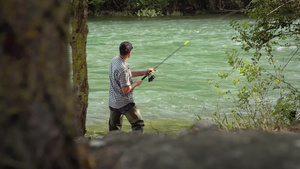 成年男子在河边钓鱼24秒视频